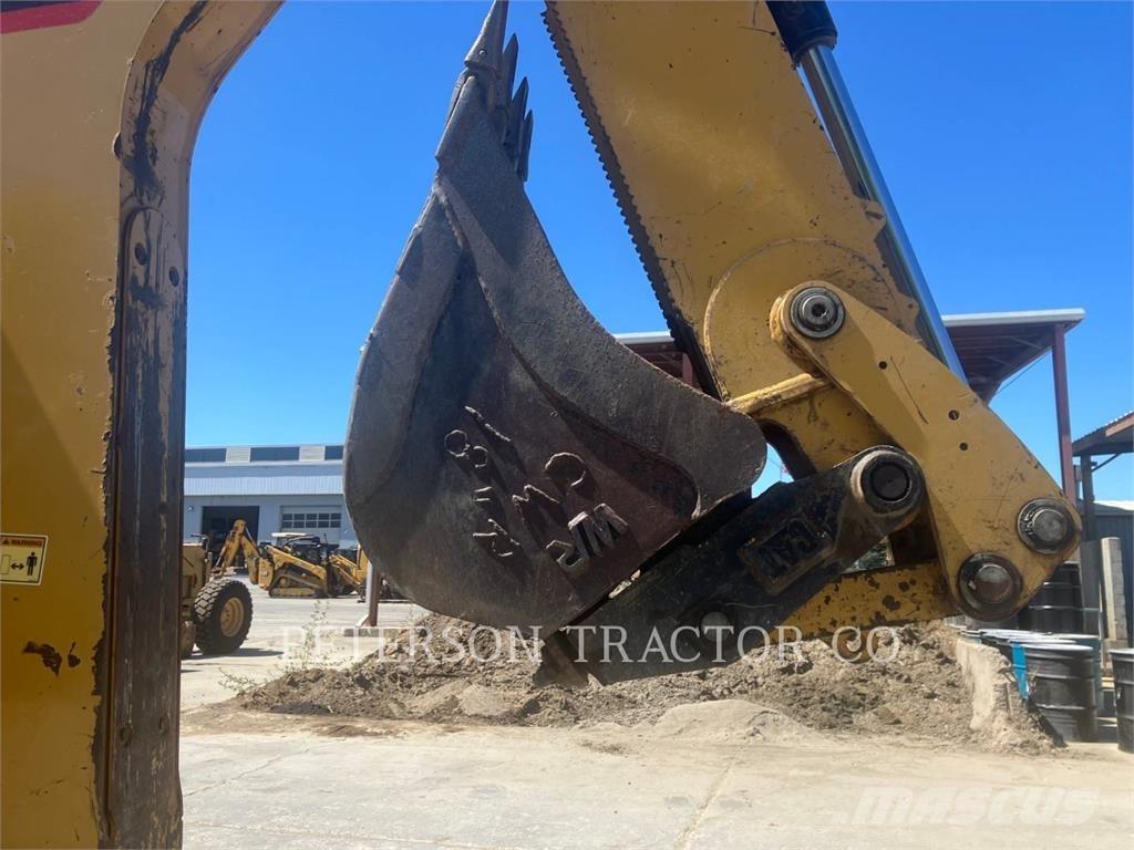 CAT 420F2 Товарач със заден ексватор