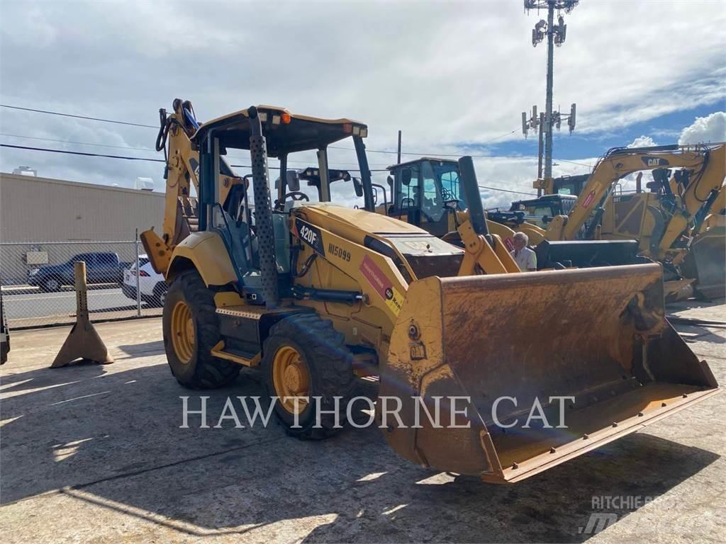 CAT 420F2 Товарач със заден ексватор