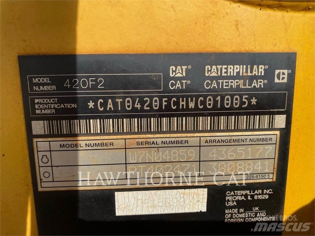 CAT 420F2 Товарач със заден ексватор
