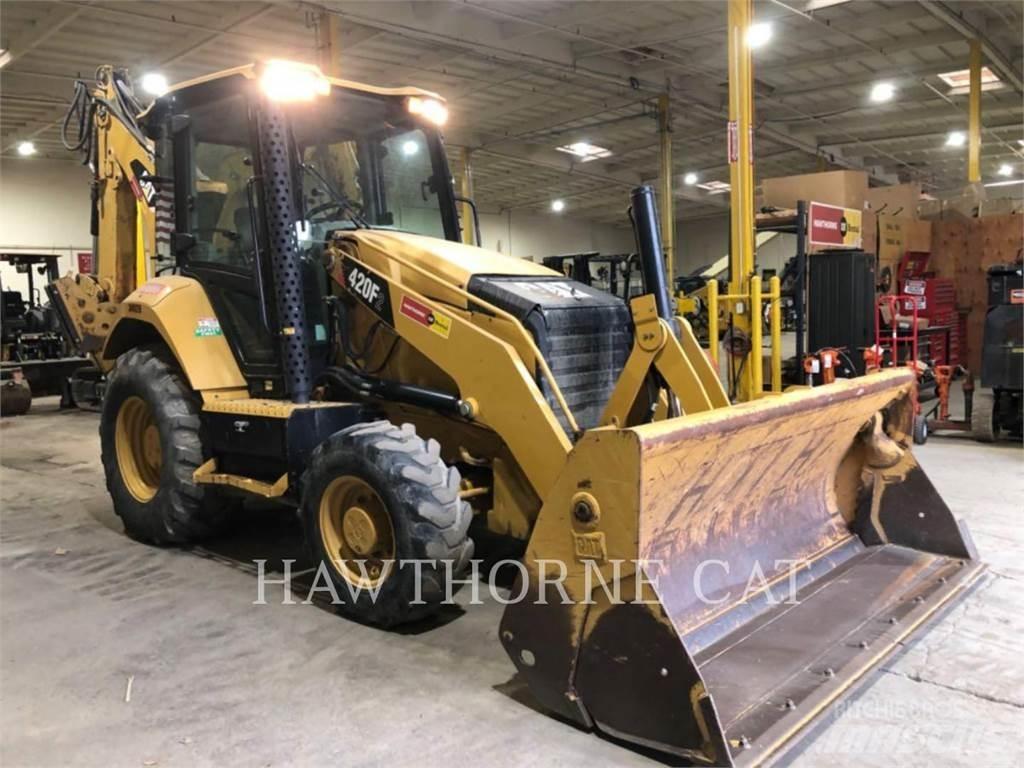 CAT 420F2 Товарач със заден ексватор