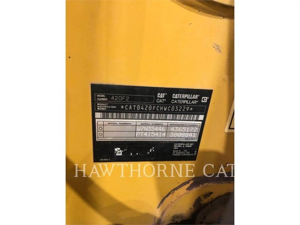 CAT 420F2 Товарач със заден ексватор