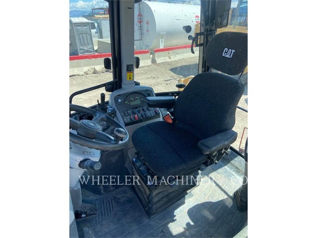 CAT 420F2 Товарач със заден ексватор