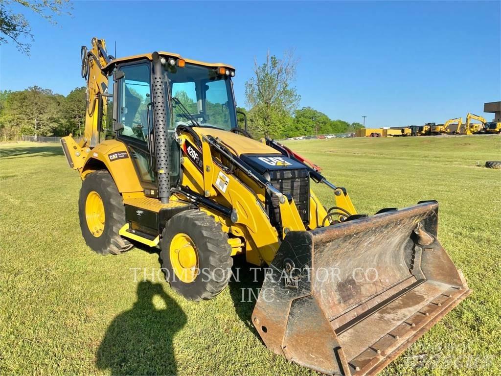 CAT 420F2 Товарач със заден ексватор