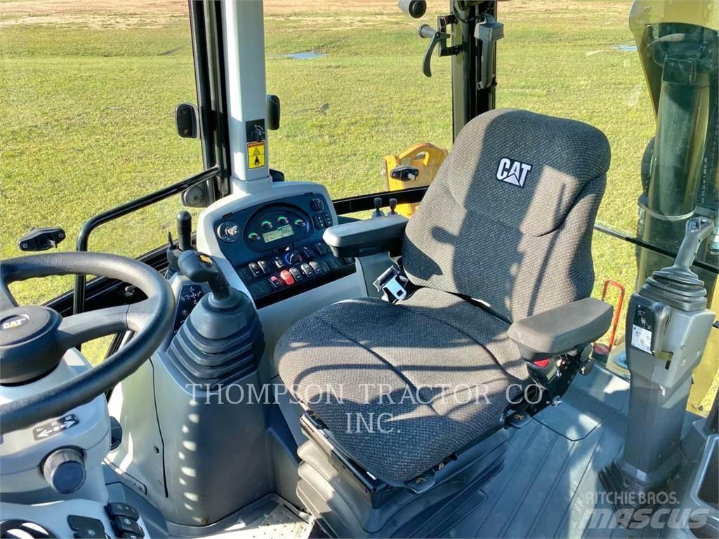 CAT 420F2 Товарач със заден ексватор