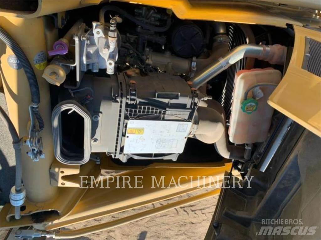 CAT 420F2 4EO Товарач със заден ексватор