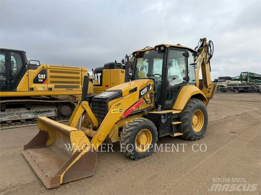 CAT 420F2 4WDE Товарач със заден ексватор