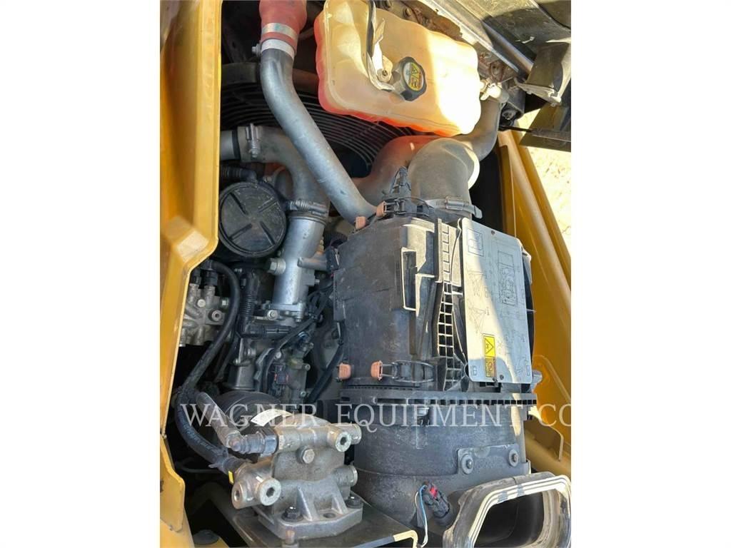 CAT 420F2 4WDE Товарач със заден ексватор