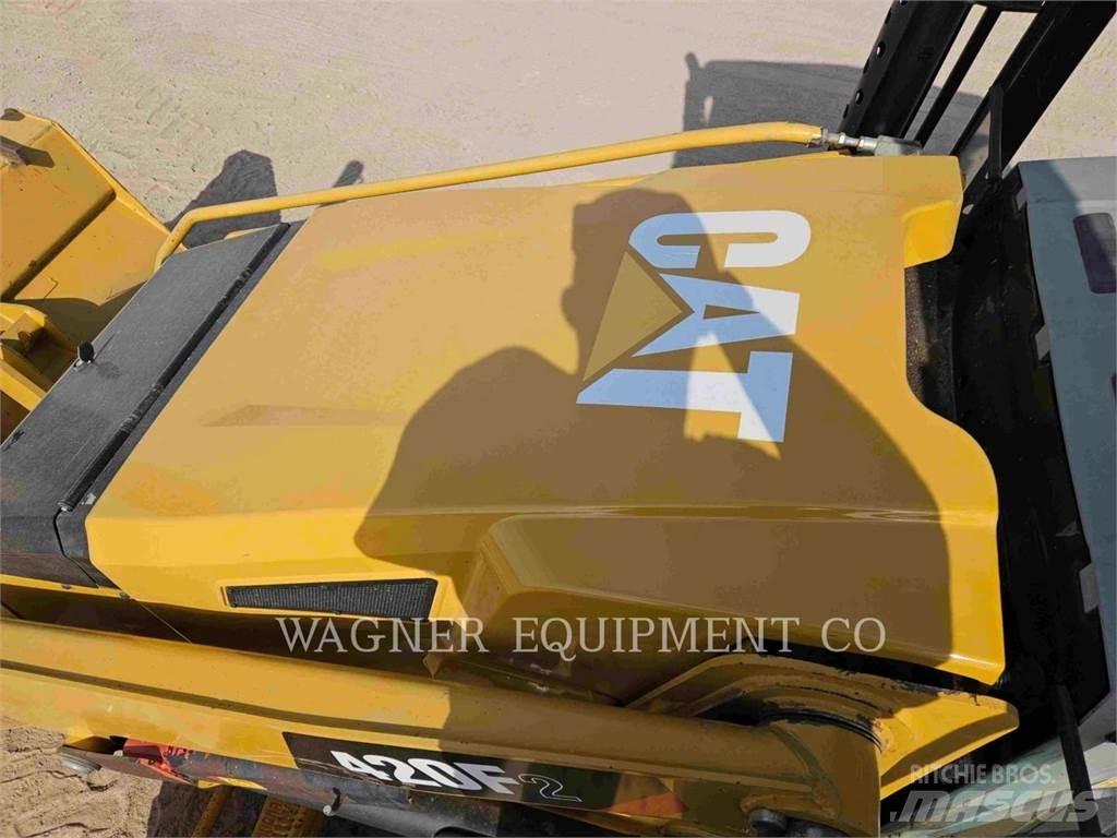 CAT 420F2 4WDS Товарач със заден ексватор