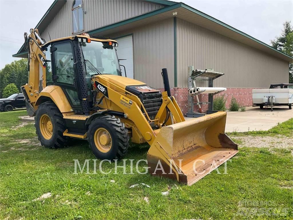 CAT 420F2 APR Товарач със заден ексватор