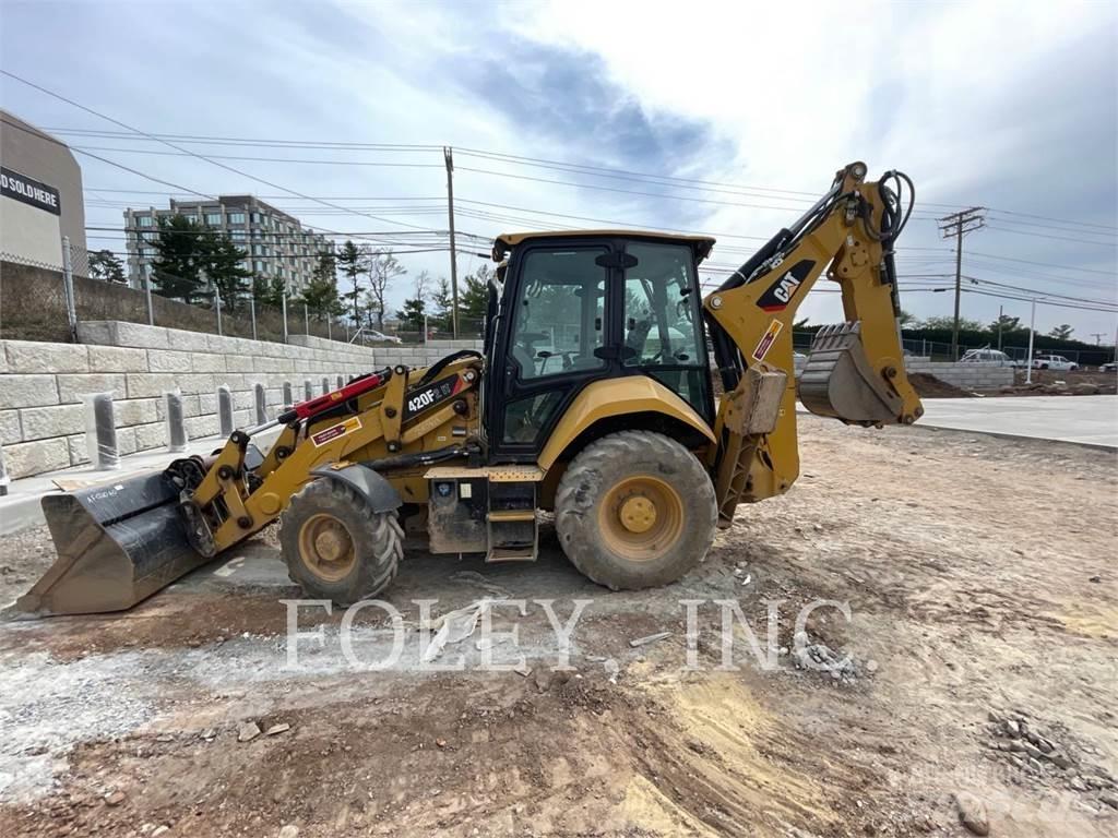 CAT 420F2IT Товарач със заден ексватор