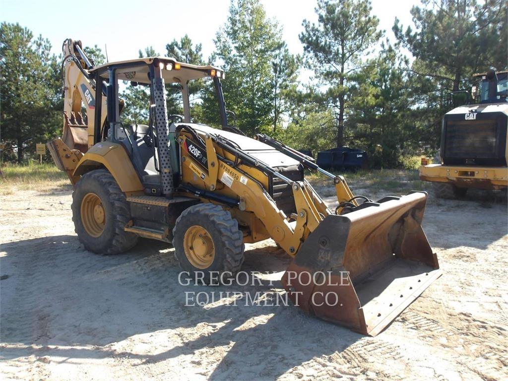 CAT 420F2IT Товарач със заден ексватор