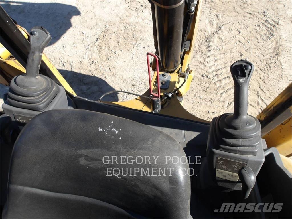 CAT 420F2IT Товарач със заден ексватор