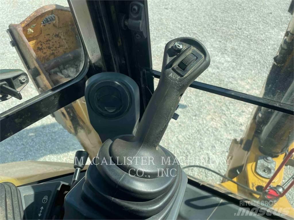 CAT 420F2ST Товарач със заден ексватор