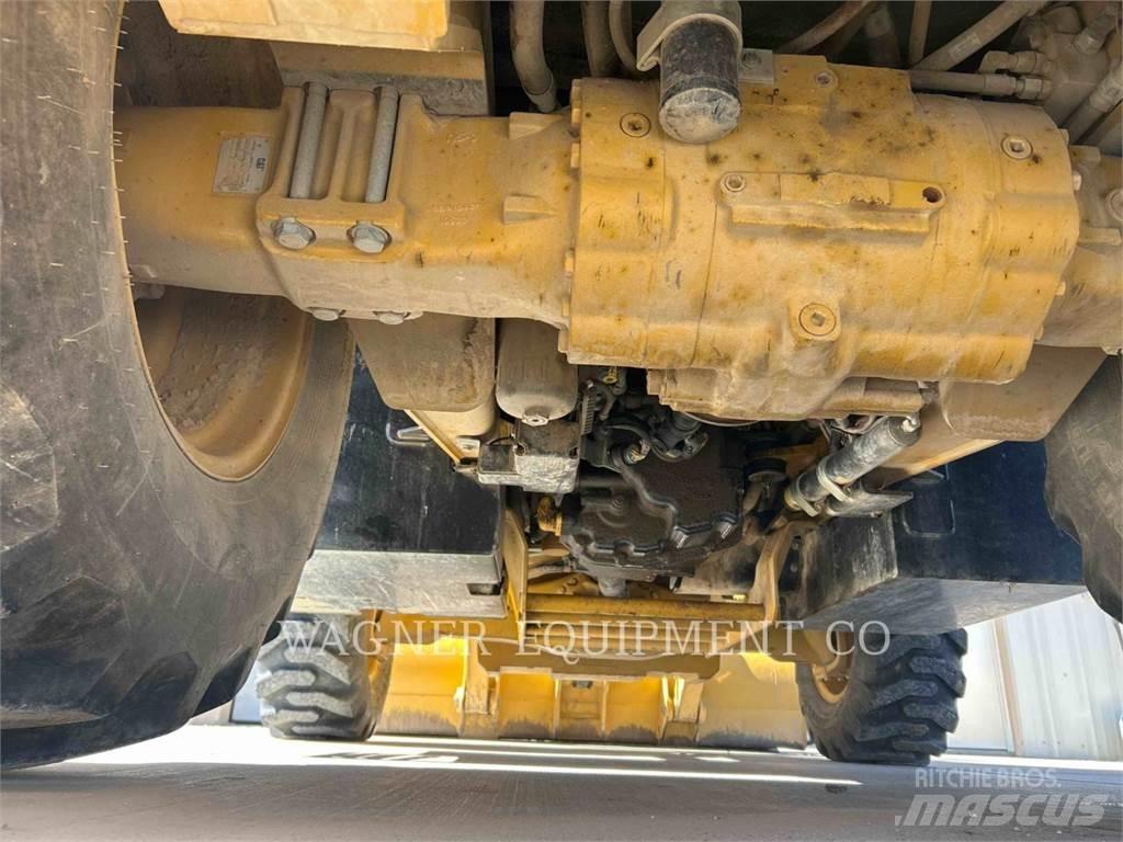 CAT 420F2ST Товарач със заден ексватор