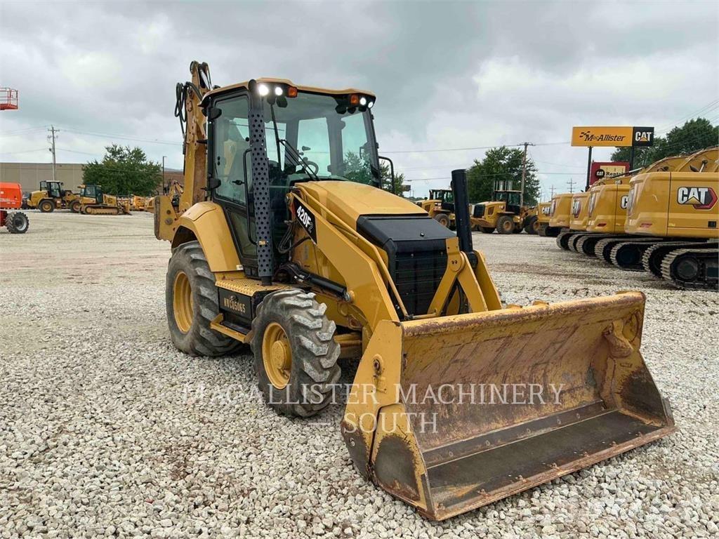 CAT 420F2ST Товарач със заден ексватор