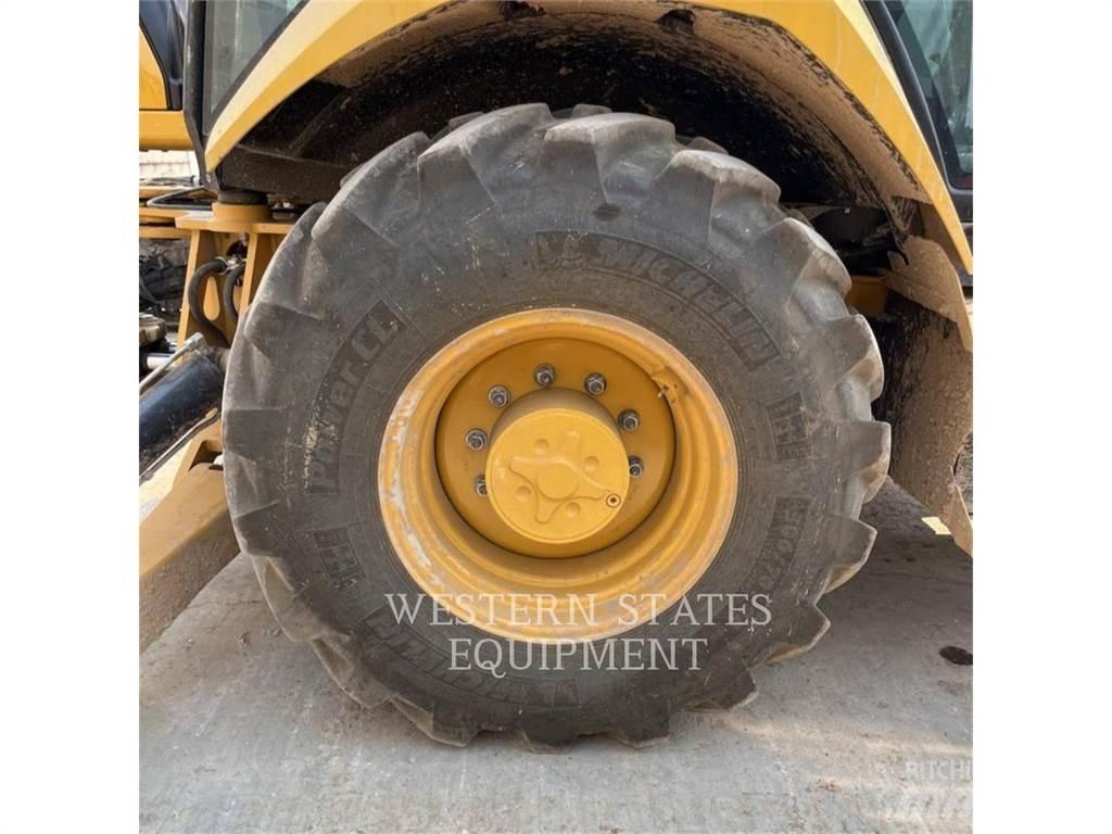 CAT 420XE Товарач със заден ексватор