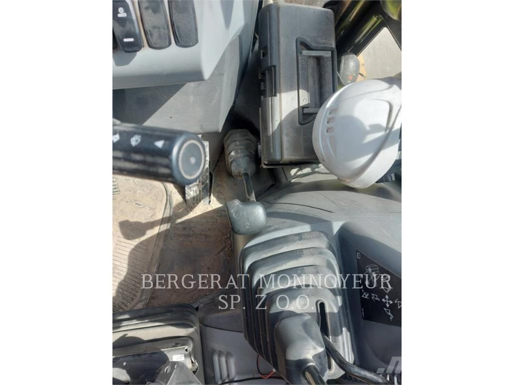 CAT 428 Товарач със заден ексватор