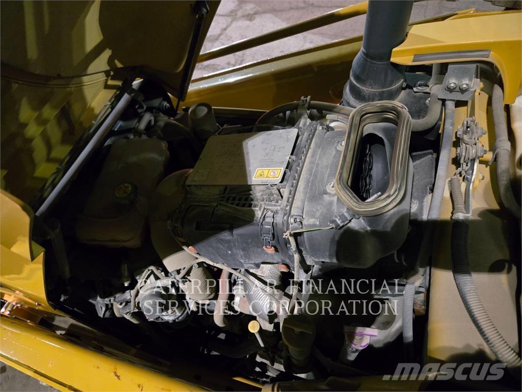 CAT 430 07A Товарач със заден ексватор