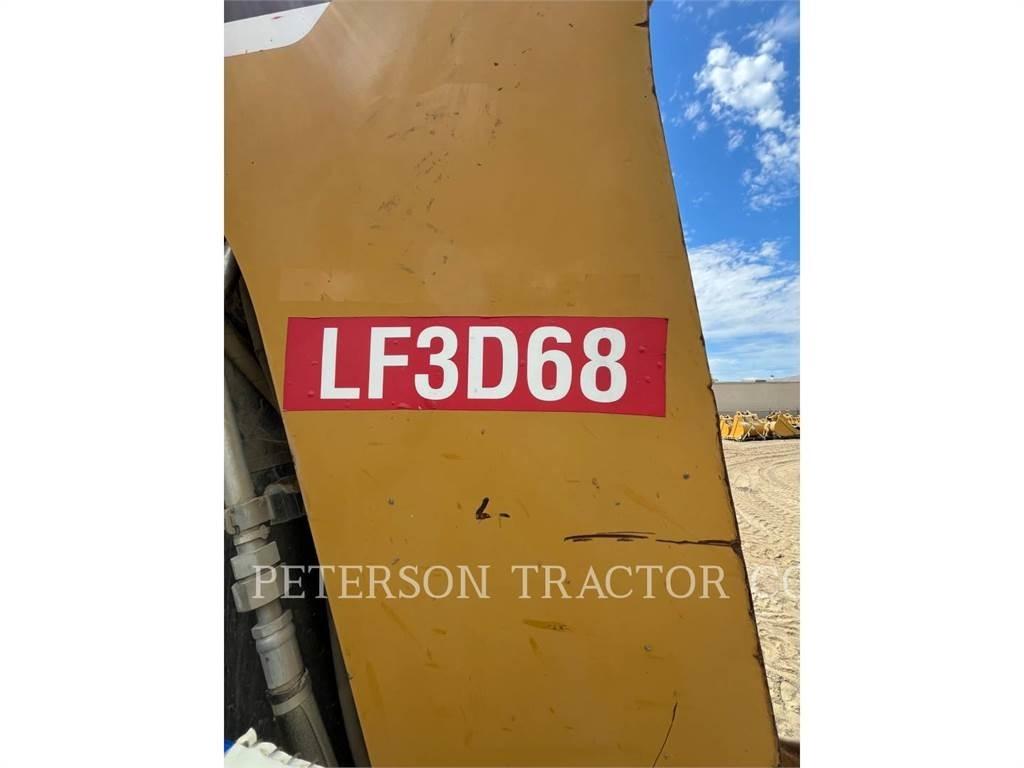 CAT 430F Товарач със заден ексватор