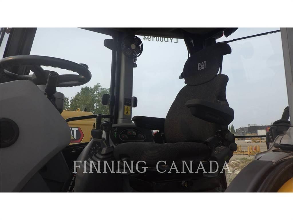CAT 430F2 Товарач със заден ексватор