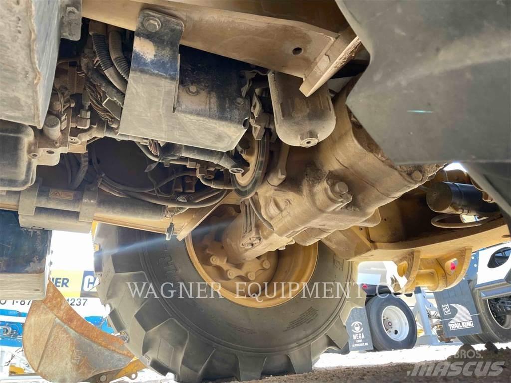 CAT 430F2 4WD Товарач със заден ексватор