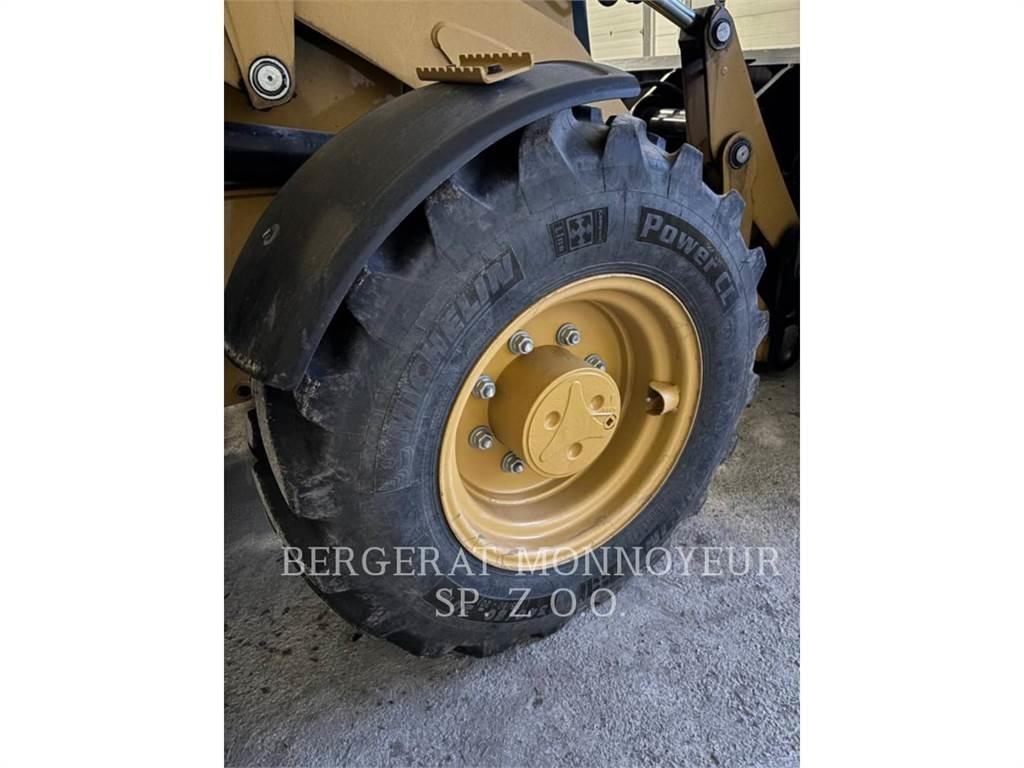 CAT 432 Товарач със заден ексватор