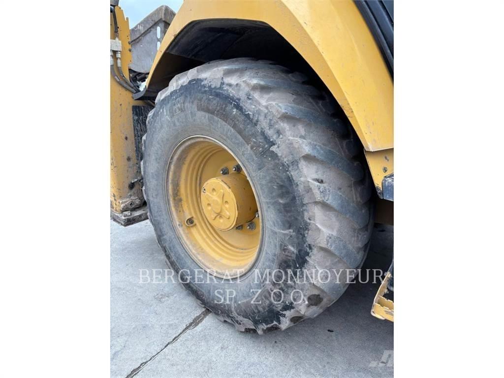 CAT 432 Товарач със заден ексватор
