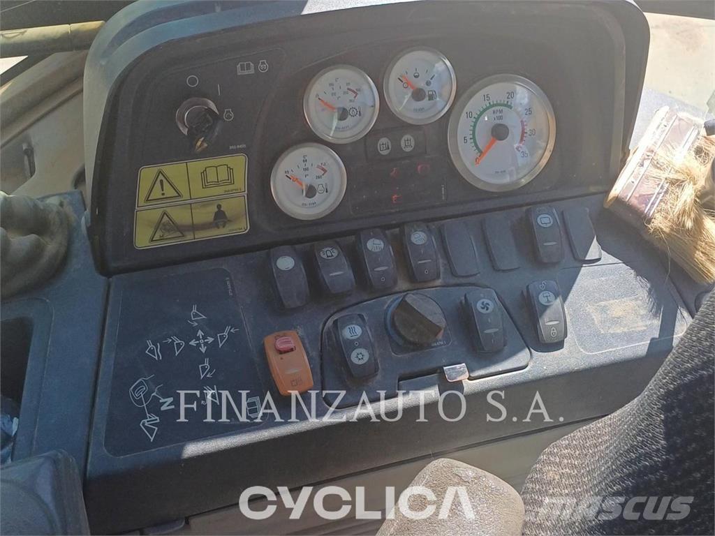 CAT 432F Товарач със заден ексватор