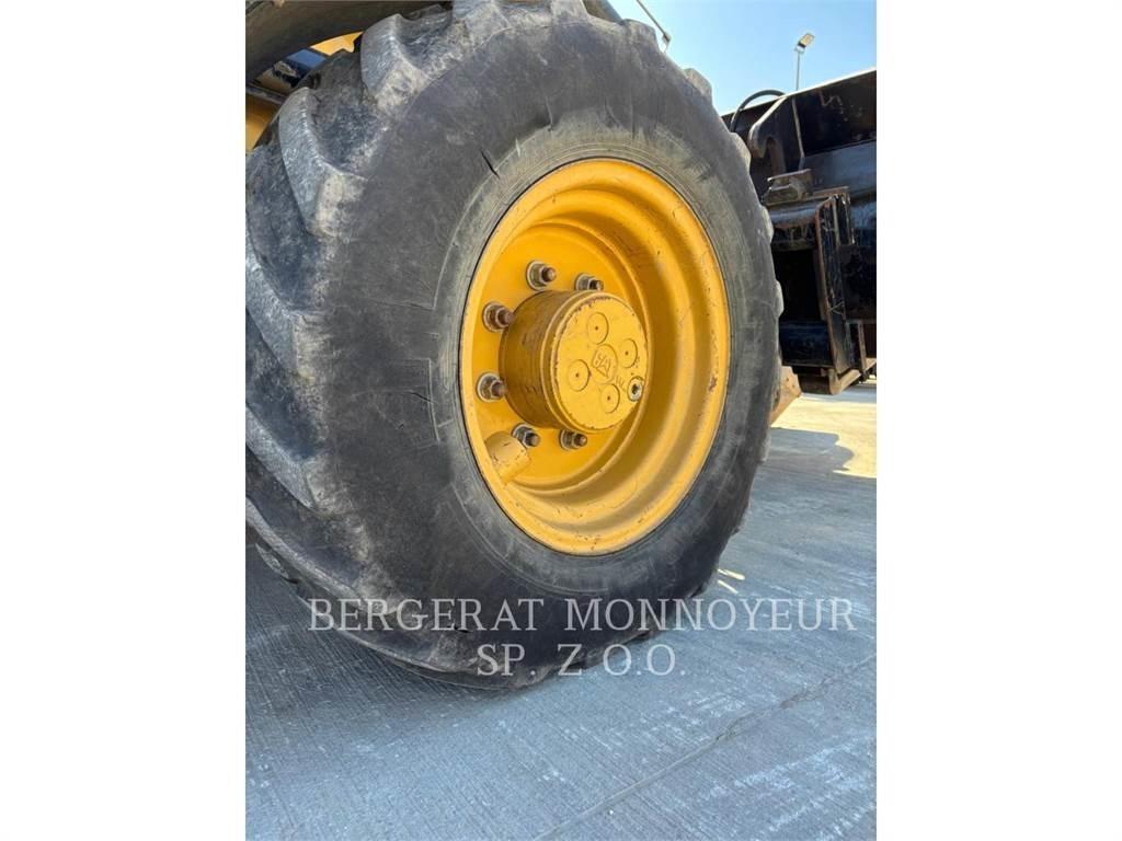 CAT 432F2 Товарач със заден ексватор