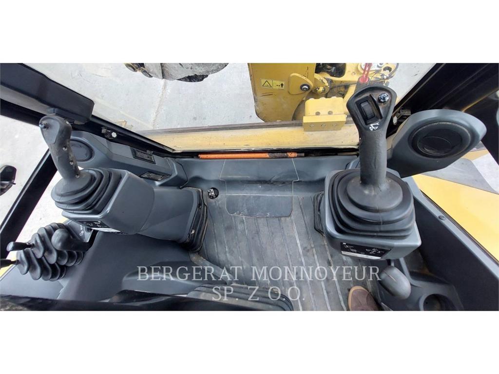 CAT 432F2 Товарач със заден ексватор