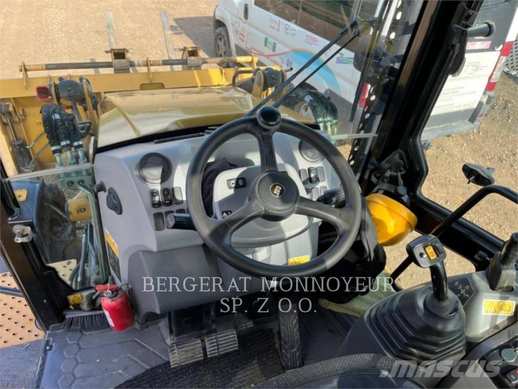 CAT 432F2 Товарач със заден ексватор