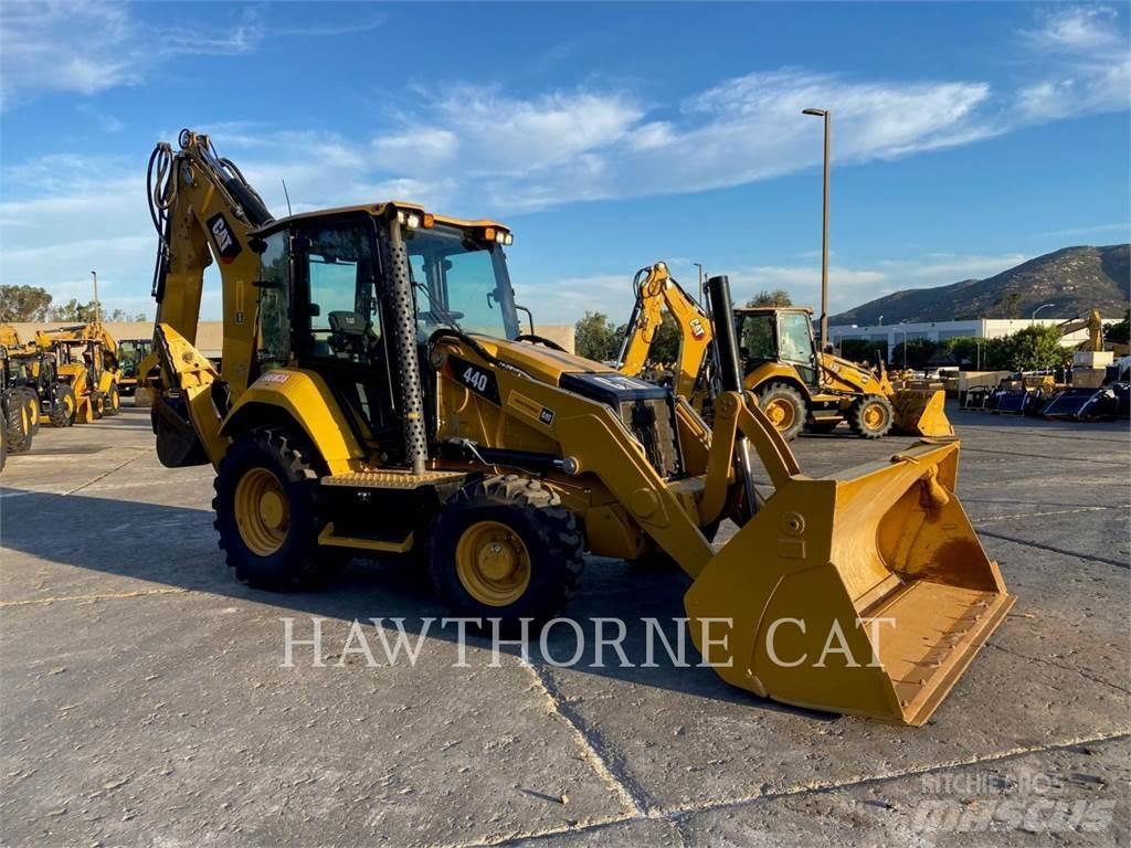 CAT 440 Товарач със заден ексватор