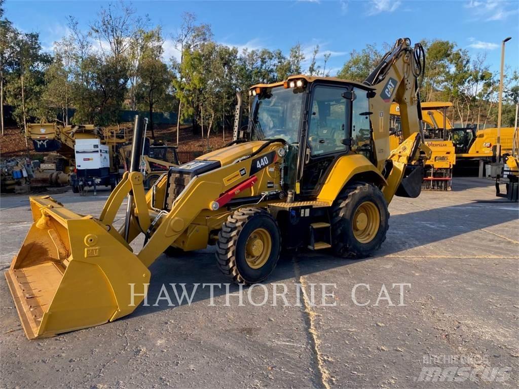 CAT 440 Товарач със заден ексватор