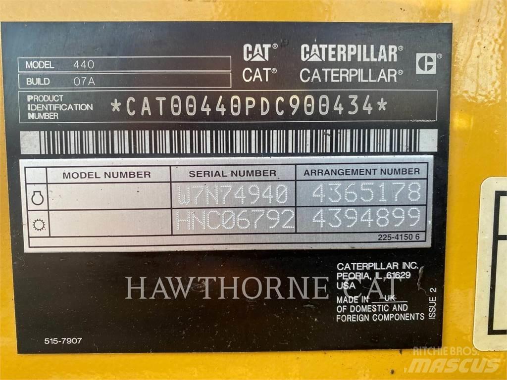 CAT 440 Товарач със заден ексватор
