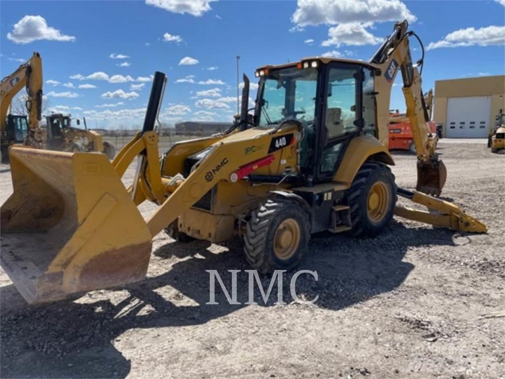 CAT 440 Товарач със заден ексватор