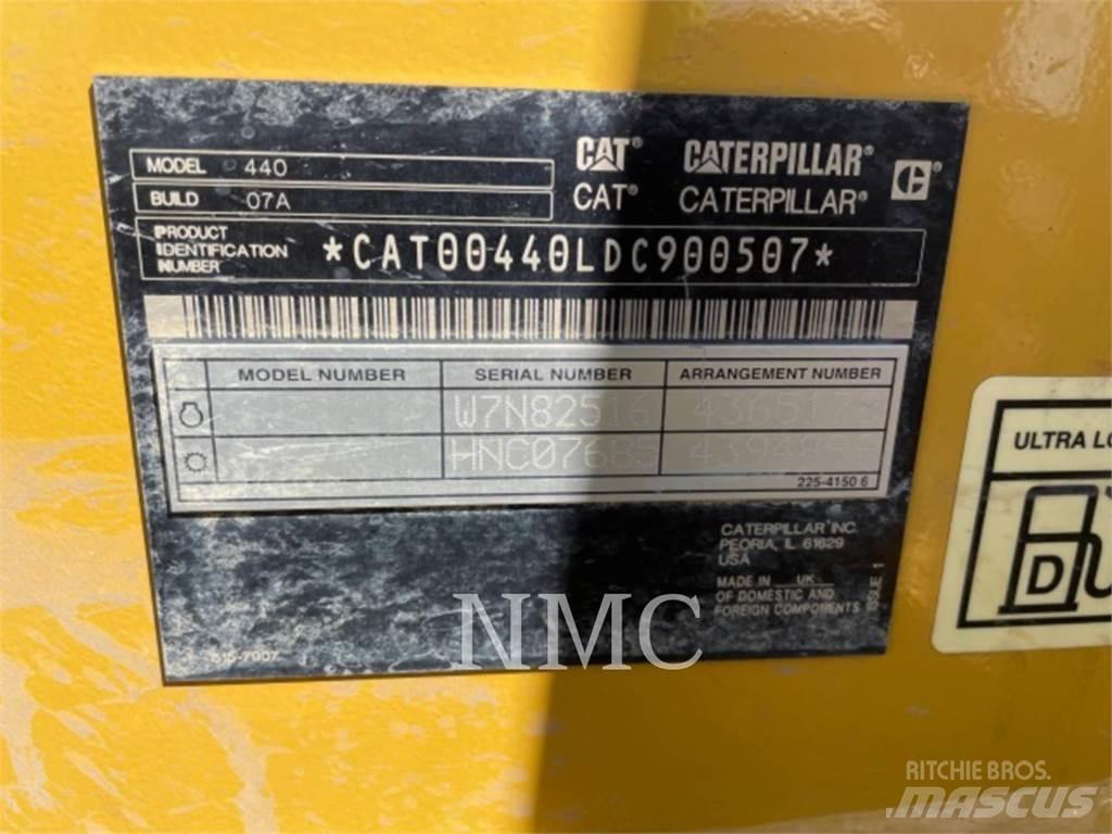 CAT 440 Товарач със заден ексватор