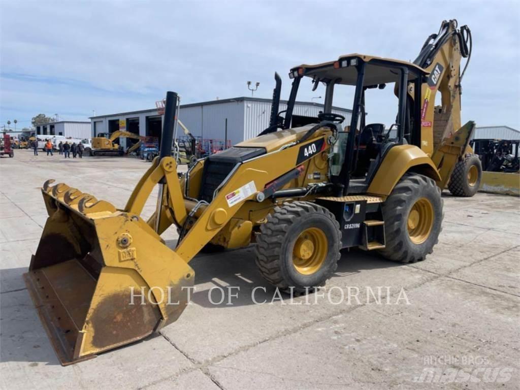 CAT 440 Товарач със заден ексватор