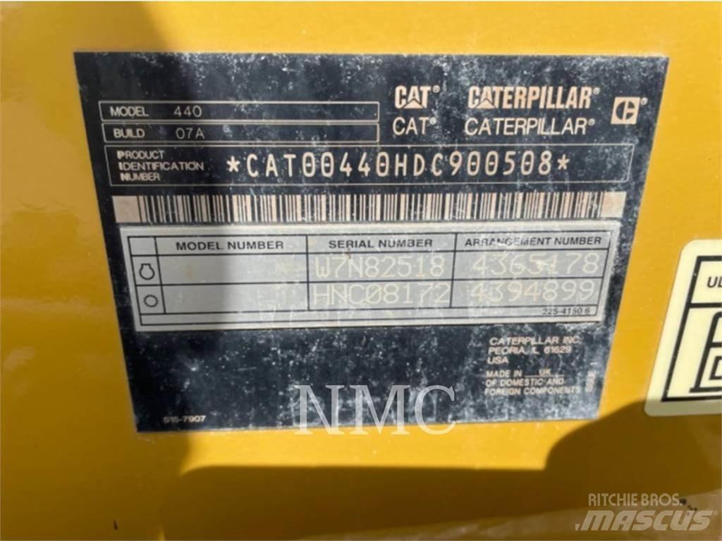 CAT 440 Товарач със заден ексватор