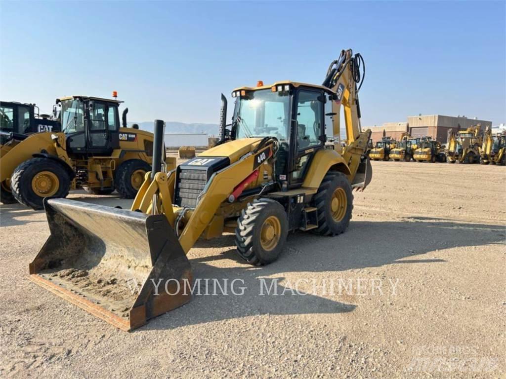 CAT 440 Товарач със заден ексватор