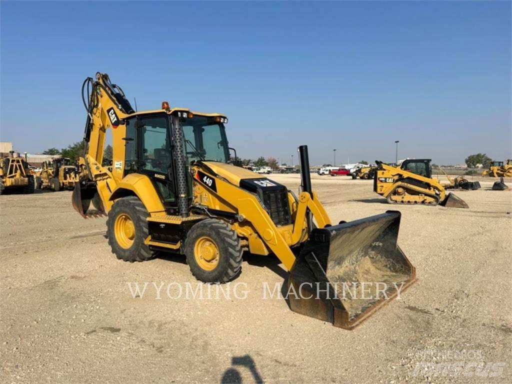 CAT 440 Товарач със заден ексватор
