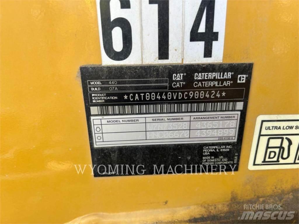 CAT 440 Товарач със заден ексватор