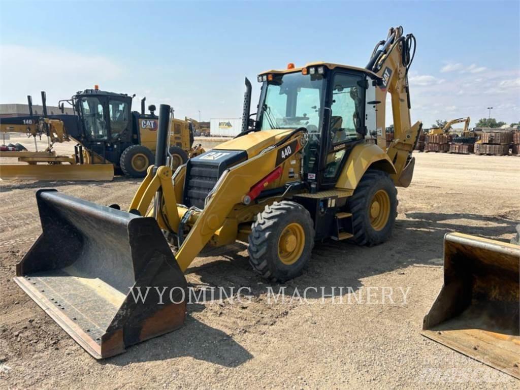 CAT 440 Товарач със заден ексватор