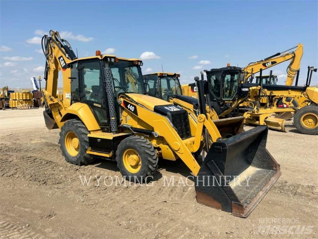 CAT 440 Товарач със заден ексватор