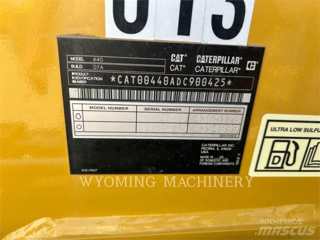 CAT 440 Товарач със заден ексватор