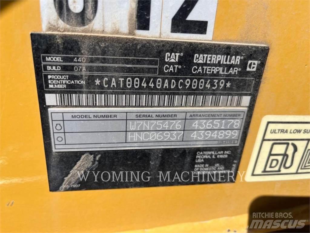 CAT 440 Товарач със заден ексватор