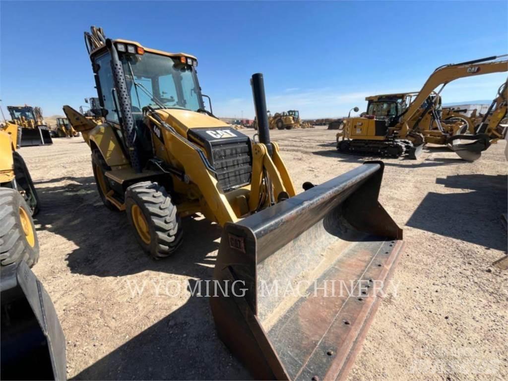 CAT 440 Товарач със заден ексватор