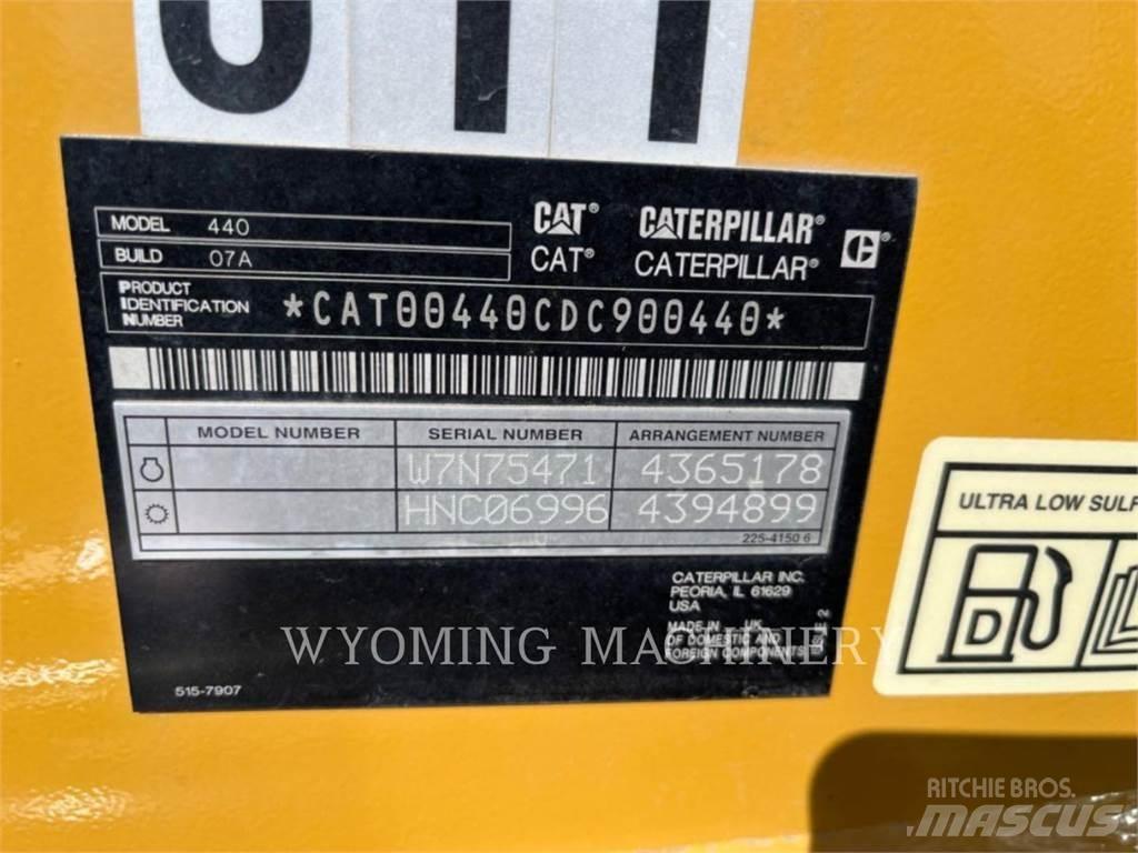 CAT 440 Товарач със заден ексватор