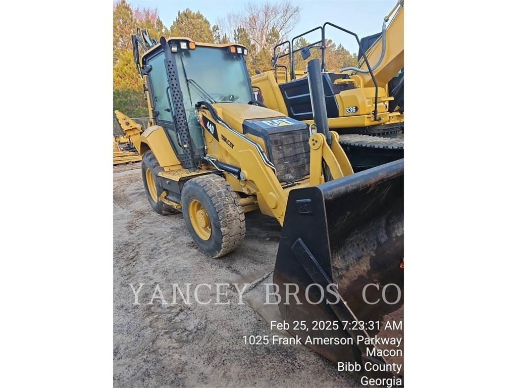 CAT 440 Товарач със заден ексватор