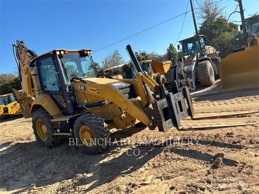 CAT 440 Товарач със заден ексватор