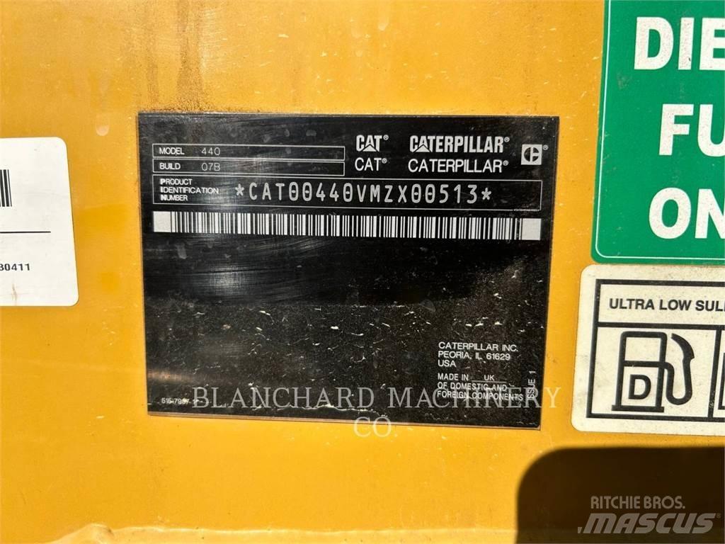 CAT 440 Товарач със заден ексватор